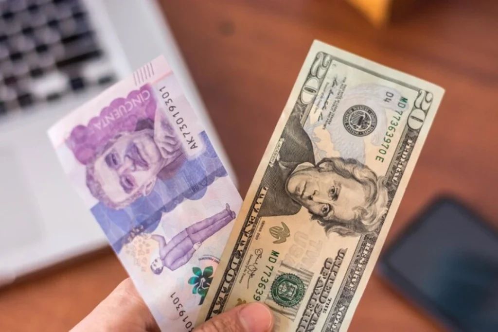 100 dólares en pesos colombianos