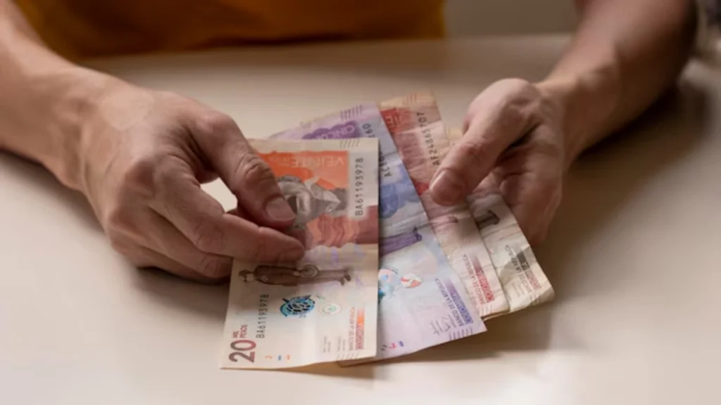 efectivo dinero colombiano