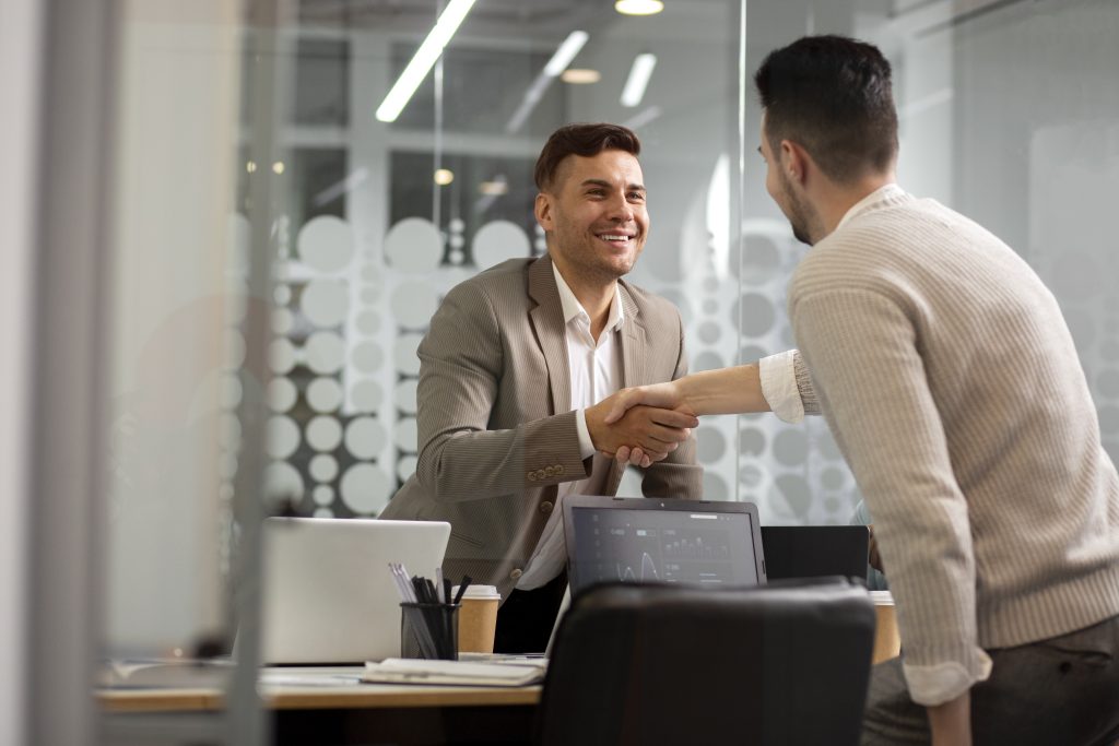 Hombres estrechándose la mano